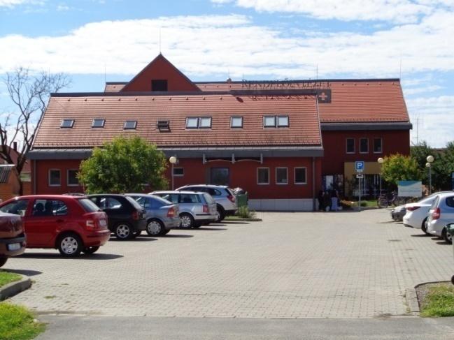 A közterületeken a burkolt és növényesített felületek egységes elgondolás alapján alakuljanak ki, a telepített utcabútorok azonos szemléletű, rokon megjelenésű tárgyak legyenek.