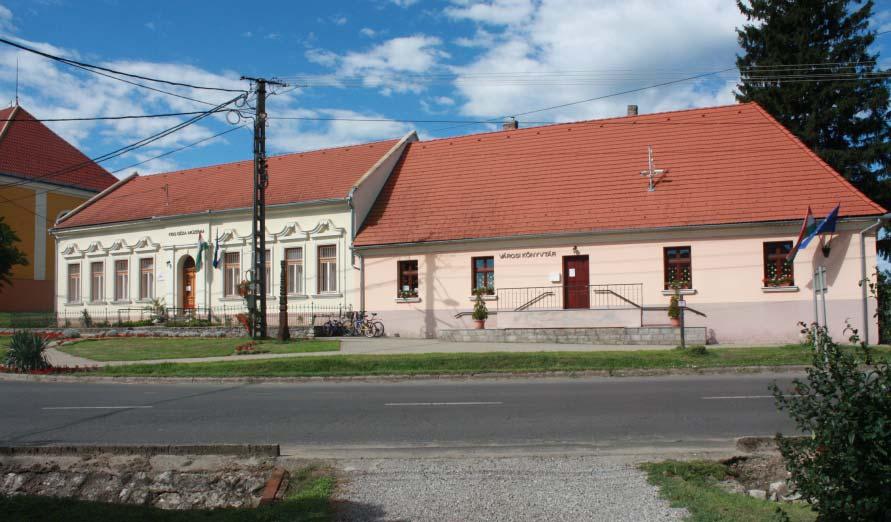 Közösségi épület komplex felújítása (tető, homlokzat, nyílászárók), a könyvtár esetében a