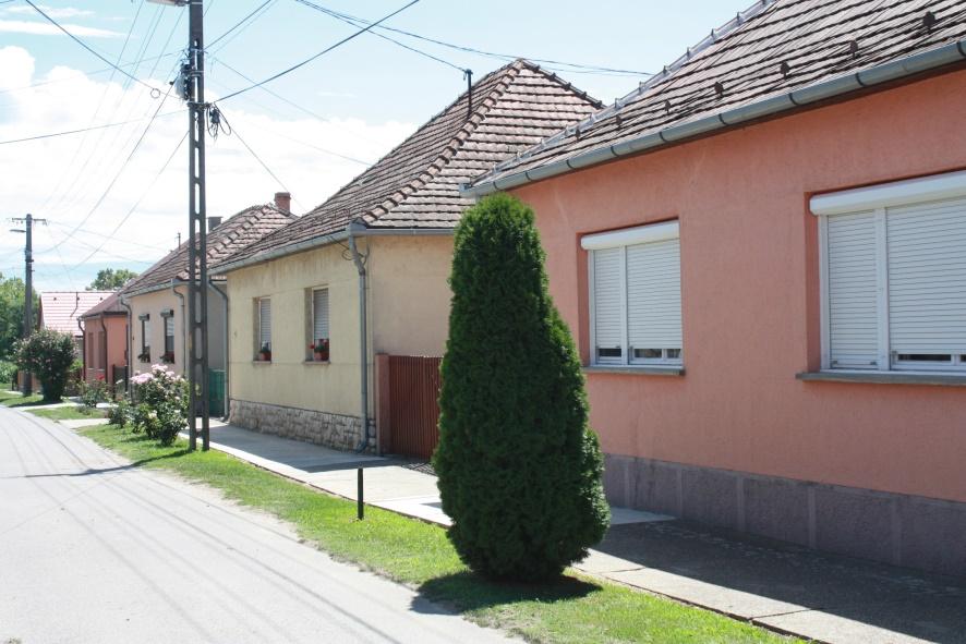 68 ÉPÜLET SZÍNEZÉS Hasonló, nem túl erős