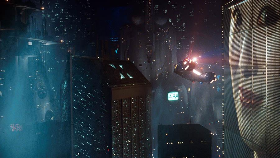 Sci-fi bűnüldözők Mi teszi a zsarut? A ballonkabátja, a fegyvere, a szájában forgatott nyalóka Lássuk csak, vajon milyen lehetne a jövő rendőre, ügynöke, fejvadásza, kik (mik?