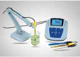 az automatikus kalibráció, automatikus hőmérséklet kompenzáció, adattárolás belső memóriában, idő kijelzés, RS-232-es adatkimenet, setup funkció, öndiagnosztizáló rendszer stb.