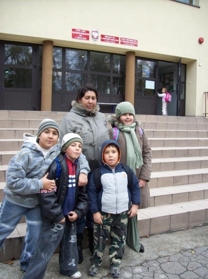 gyerekeket (Szostka-Różycka, Weigl, 2008), valamint a türelem, a tolerancia és a törődés képessége. Roma asszisztensek A roma asszisztenst a romák közössége bízza meg a feladatával.