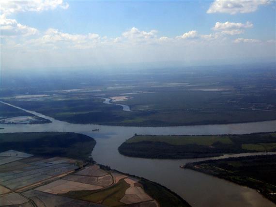 7.2. kép: Meanderező folyó épülő partja 7.3. kép: Finomszemű üledékkel feltöltött ártér Passzív földtani tényezők: 1.