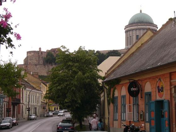 Esztergom Budapesttől körülbelül 48 kilométerre fekszik, észak felé a Duna partján. Az osztrák monarchia idején Esztergomot Grannak hívták, és a város Magyarország közepén feküdt.