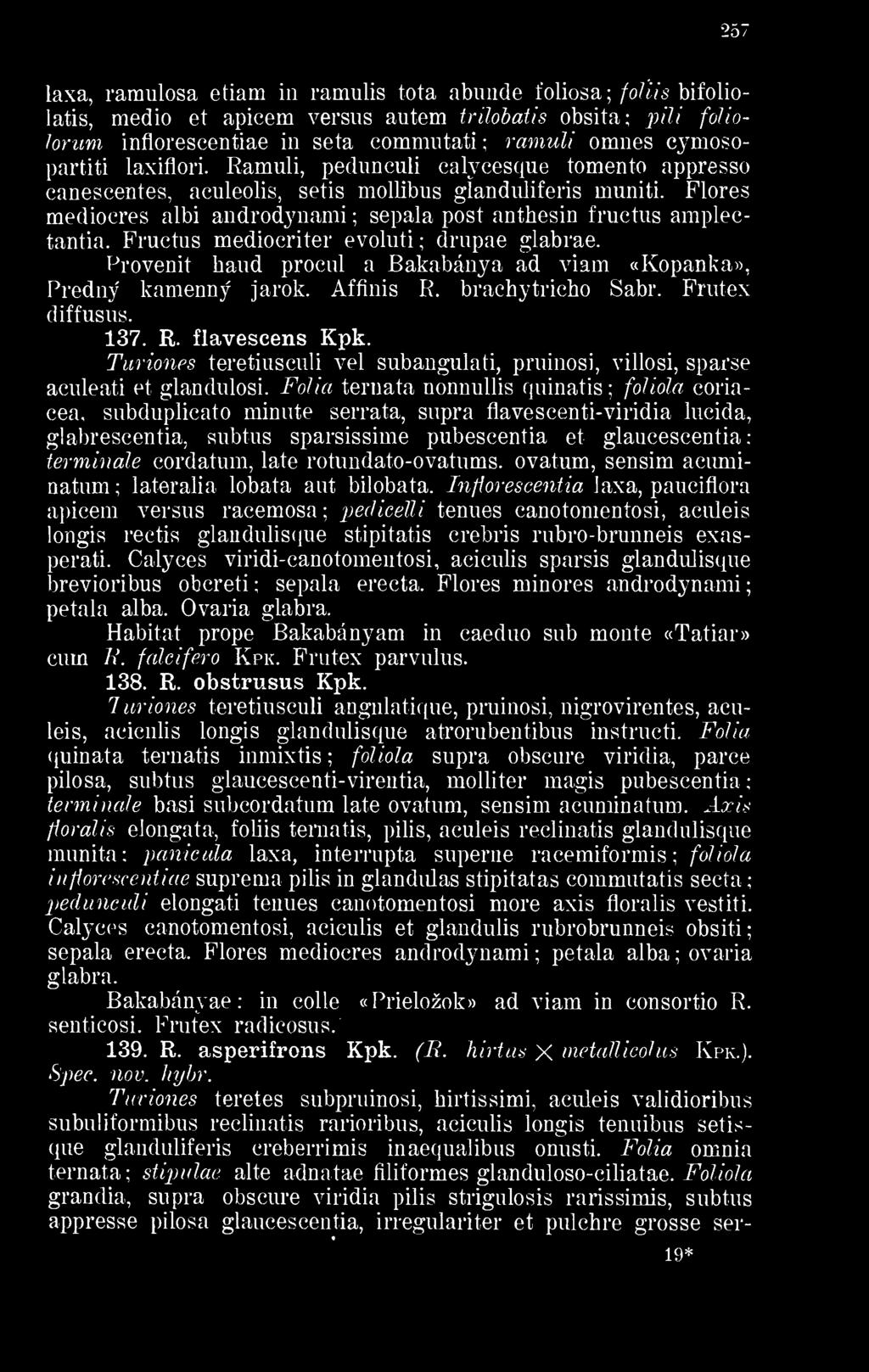 laxifiori. Ramuli, pedunculi calycesque tomento appresso canescentes, aculeolis, setis mollibus glanduliferis muniti. Flores medioeres albi androdynami sepala post anthesin fructus amplectantia.