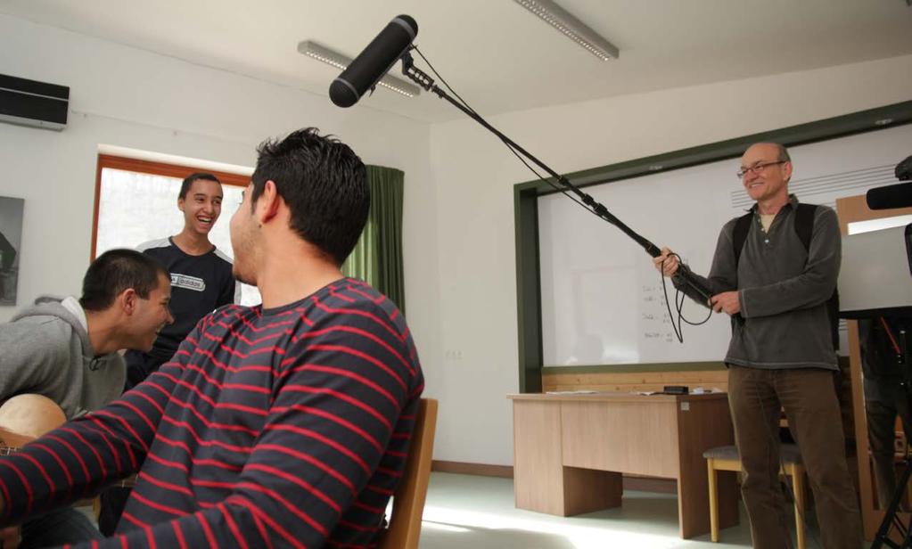 A FILM FELDOLGOZÁSÁNAK MENETE FELVEZETÉS (5 perc) Érdemes a film elemzését a főszereplő megismerésével, a filmben bemutatott helyzet megértésével kezdeni.