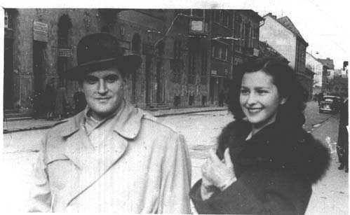 Magyar Kémiai Folyóirat 87 2. Ábra. Mester és felesége, Szádeczky-Kardoss Magdolna Budapesten, 1949-ben. A munka eredményeként a második emeleti helységek 1949- re lettek beköltözhet k.