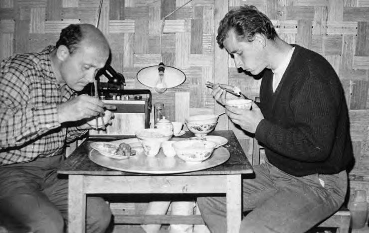 18 Demeter A., Sipos Gy. & Csorba G. 3. ábra. Topál György (balra) és Matskási István 1971-es vietnami útjuk során (fotó: Matskási I.-tól) Fig. 3. György Topál (left) and István Matskási in Vietnam, 1971 (photo: from I.