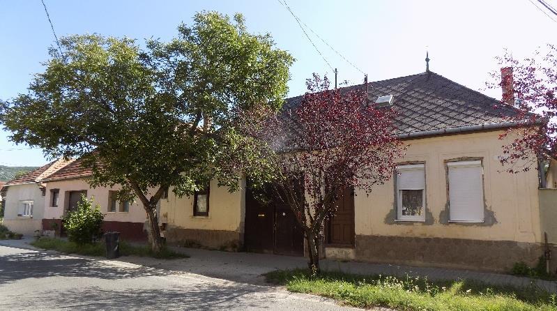 A vasútállomás mellett megjelenik egy kisebb gazdasági terület, az állomás felé tovább folytatódik a Béke utca kiépülése.