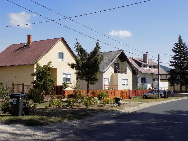 Fontos az épületarányok, nyílásosztások, hagyományos anyaghasználat, színvilág megtartása.