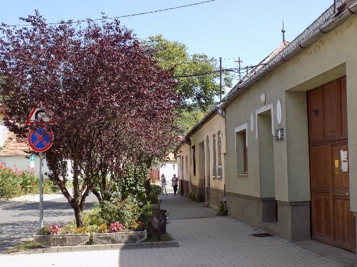 Közeledve a település felé jellegzetes sziluett bontakozik ki.