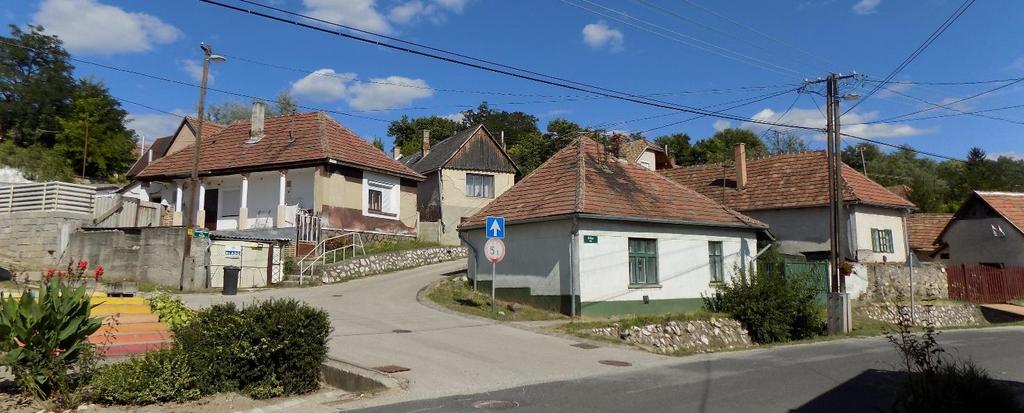 A falu kisebb, szűkebb utcácskái innét indulnak a domboldal felé. A kertek felkapaszkodnak a hegyoldalakra, domboldalakra.