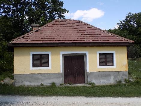 A széles domboldali utcákra is van példa szépen karbantartott zöldfelületekkel: Urbanics, Temető, Nagy Imre és Szőlősor