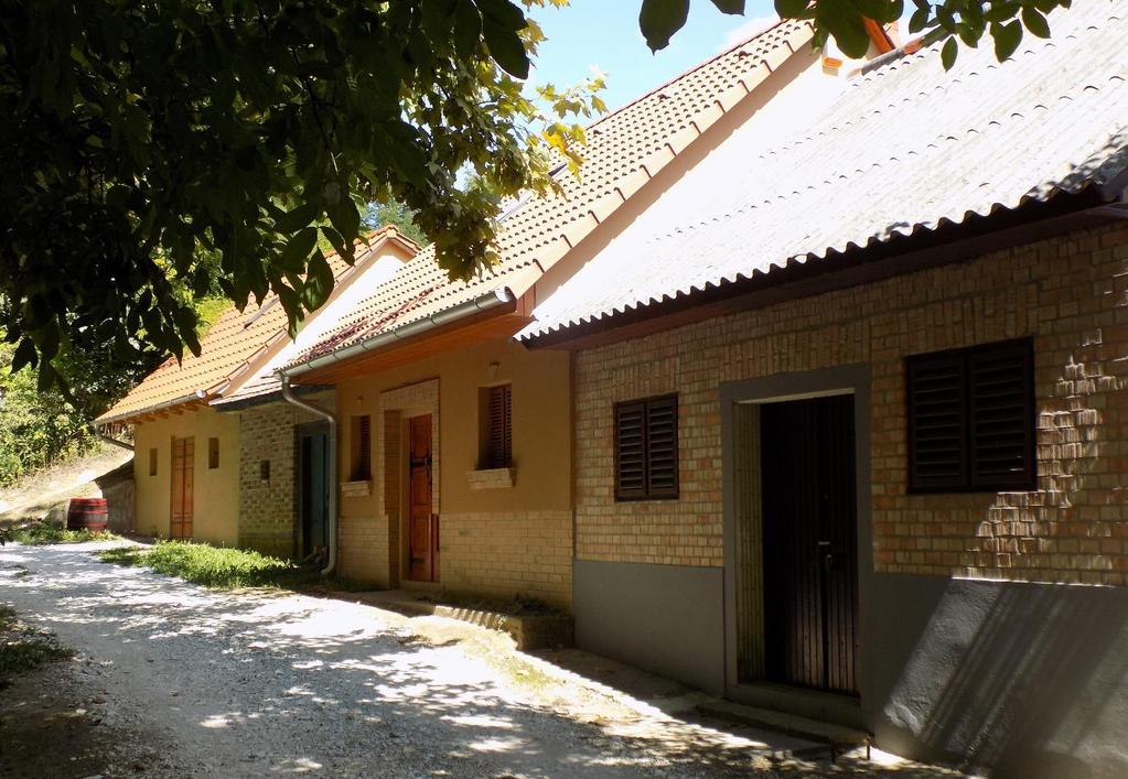 A pincefalu jellemző épületei sátortetősek vagy utcával párhuzamos nyeregtetősek, alacsony párkánymagassággal, nagy