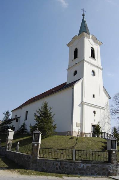 Szabadon álló, keletelt, egyhajós, íves szentélyzáródású templom, Ny-i homlokzata előtt toronnyal, a szentély É-i oldalához csatlakozó sekrestyével, szentély felett kontyolt nyeregtetővel.