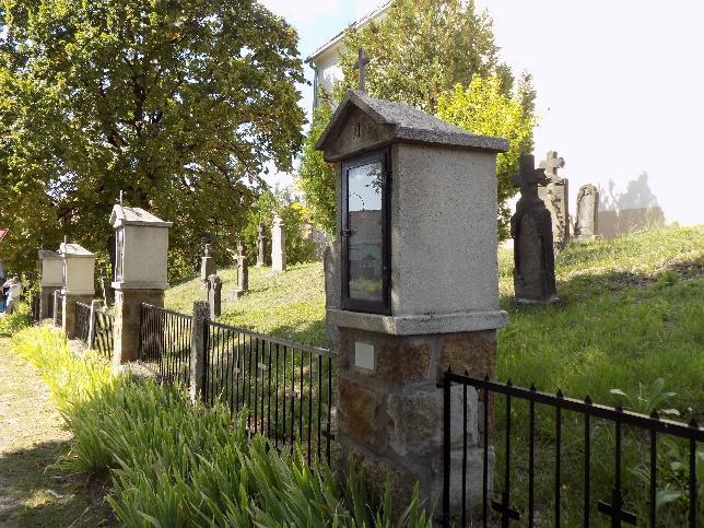 Berendezés: keresztelőkút: 18. század második fele; főoltár: barokk elemekkel: 1901; főoltárkép: 1901 (Müller F.). Épült korábbi templom felhasználásával 1758-ban, 1780-ban átépítették.