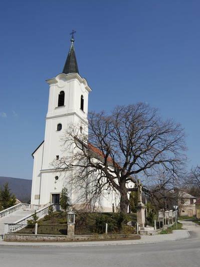 előreugró, egyrészes osztópárkányokkal három szintre tagolt torony. Valamennyi szint homlokzata tükrös-lizénás tagolású.