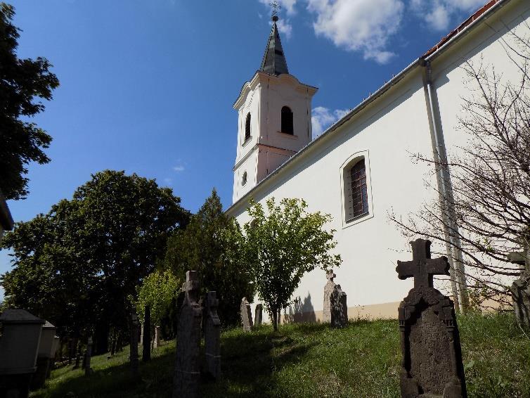 alkotnak. A szintet óra nélküli órapárkány zárja, fölötte hegyes sisak emelkedik. A toronytestet áttörő valamennyi nyílás középtengelyben helyezkedik el.