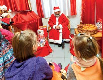 december 6-án, szerdán 14 órától 20 óráig Mikulás-vonat szállítja ingyenesen az érdeklődőket a Szociális Alapszolgáltatási Központ (SZAK) Petőfi Sándor Művelődési