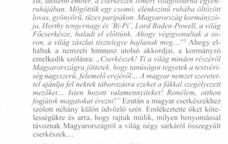 Cserkészfiú juk: Előttünk feküdt a hatalmas térség, a Jamboree parádéjának színhelye. Jobbra a tribünök, három hatalmas építmény, melyen ötezer ember elfért.