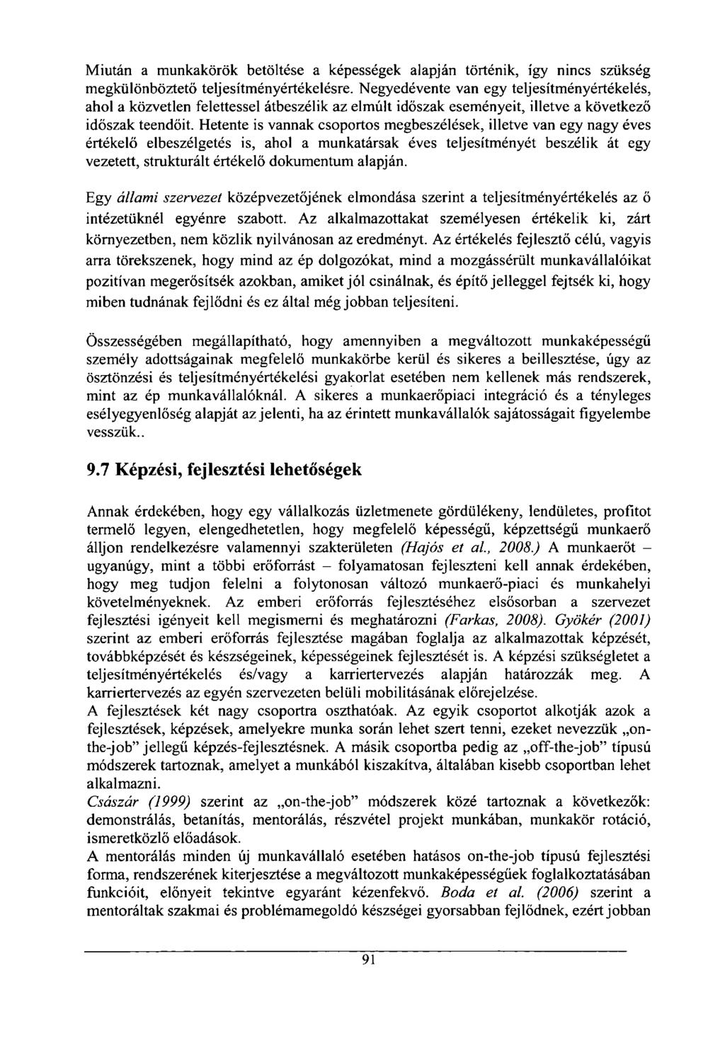 Miután a munkakörök betöltése a képességek alapján történik, így nincs szükség megkülönböztető teljesítményértékelésre.