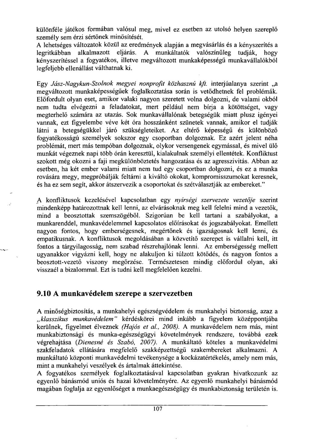 különféle játékos formában valósul meg, mivel ez esetben az utolsó helyen szereplő személy sem érzi sértőnek minősítését.