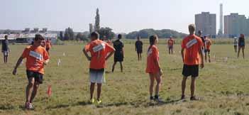 KÖZÉLET 5 A cserkészek megvédték a bajnoki címet Méta főnév. Jelentése: egy sport, mely során 12 fős csapatok egymás ellen játszanak. A játékban mindkét csapat lehetőséget kap ütésre és fogásra is.
