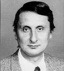 Felesége: Petri Katalin gépészmérnök, gyermekei: Eszter (1973), Borbála (1976), Júlia (1984). 1967-ben érettségizett Csepelen, a Kossuth Lajos Gépipari Technikumban.