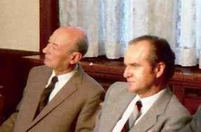 mindenhova elkíséri, a parlament folyosóján is árnyékként követi; mint utólag rájöttem, ő, a köpcös, jól fésült, sűrű, fekete hajú, kerek arcú, halk szavú testőr volt a "Kovács János" fedőnevű