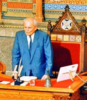 kaposvári L. Józsefnek a neve után egy azonos nevű pécsi "T"-lakás gazda személyi azonosítói következnek.