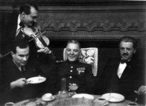 Tildy Zoltánnak és Vorosilov marsallnak húzza a cigány a Gundel étteremben 1957.