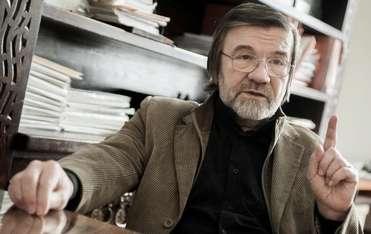 tájékozatlan, értékrendjükben megingott eccerű választópolgárok pedig azóta is naivul továbbéltetik szavazataikkal az ávós generációk leszármazottait, a lakájokat, zsoldosokat, a rendvédelmiekből