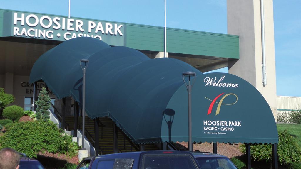 HÍREK Amerikai élmények Hoosier Park, Indiana, USA gásokat, láttuk a megfeszült izmokat és legtöbbjük szemében a tüzet. Ezekben a pillanatokban éreztem valóban azt, hogy igen, ezek VERSENYLOVAK.