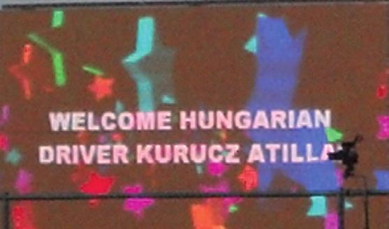 A lovászok így pontosan tudják egy-egy lóra minek kell kerülnie. Folyamatosan mennek ki és jönnek be a lovak versenyről, vagy lehajtásról.