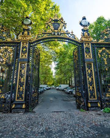 kapubálványokkal közrefogott kétszárnyú, 1780 körüli rokokó kapujának.