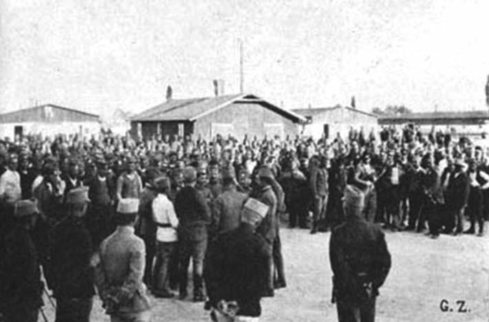 Ennek a szomorú embercsoportnak, a nagymegyeri fogolytábornak van egy kedvence, aki puszta megjelenésével derüt, mosolyt visz a szomorú emberek közé.
