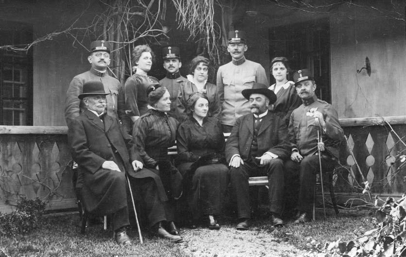 A táborparancsnok és kísérete mellett Kiskéri Tóth Lajos somorjai járásbíró feleségével, lányával és sógornőjével, illetve László Kálmán tisztiorvossal és feleségével 1914-ben rancsnoka Ő Felsége