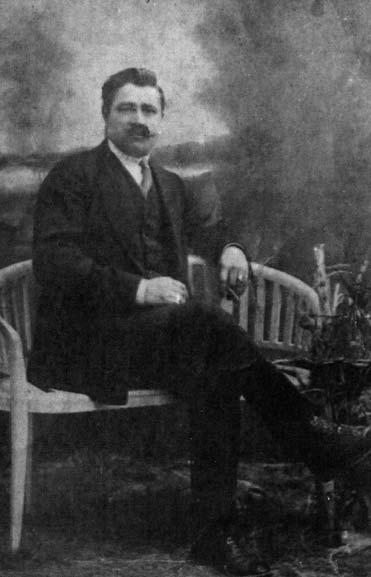 Fehérorosz nemzetiségűnek tartotta magát. Vajkán kötött házasságot, felesége vajkai születésű Khín Karolína. 4 gyermekük született.