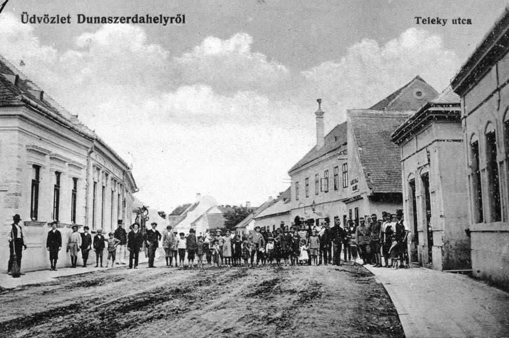 Dunaszerdahelyre beszállásolt katonák a Teleki utcában a lakosság körében, képeslapon gyűjteni.