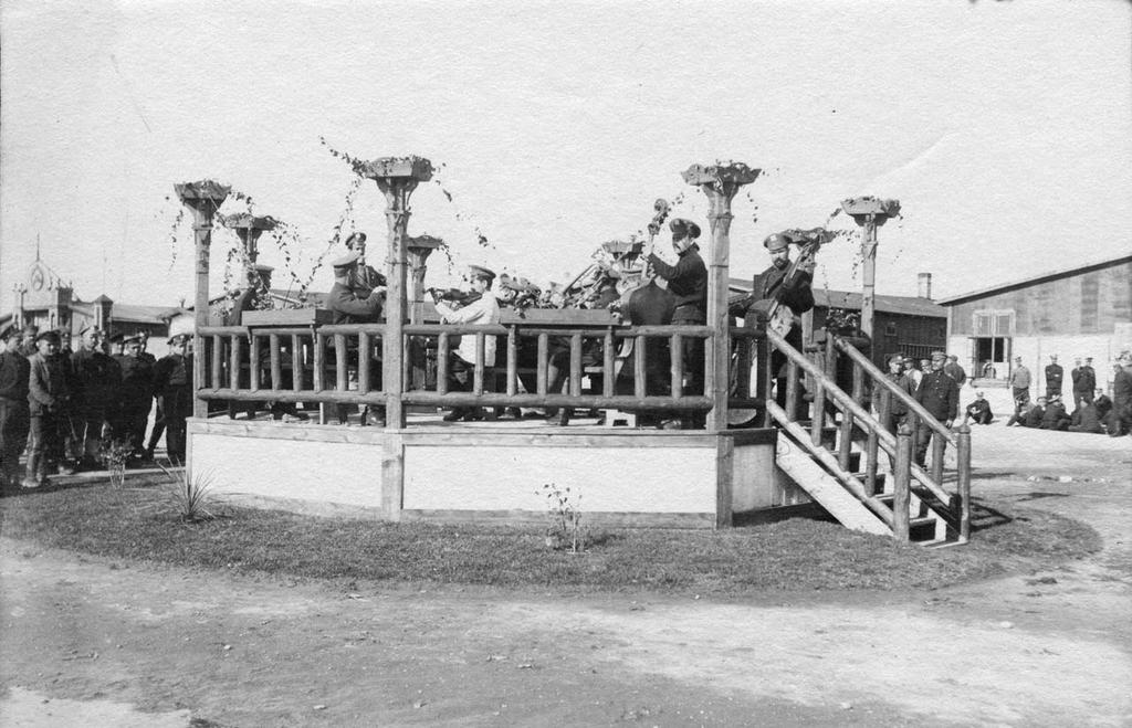 Saját pódiumon gyakorol az orosz tábori zenekar 1915-ben az osztrák és a magyar vöröskereszt közös kiadásában látott napvilágot az a Bilder aus o sterreichisch-ungarischen Kriegsgefangenen-Lagern (Az