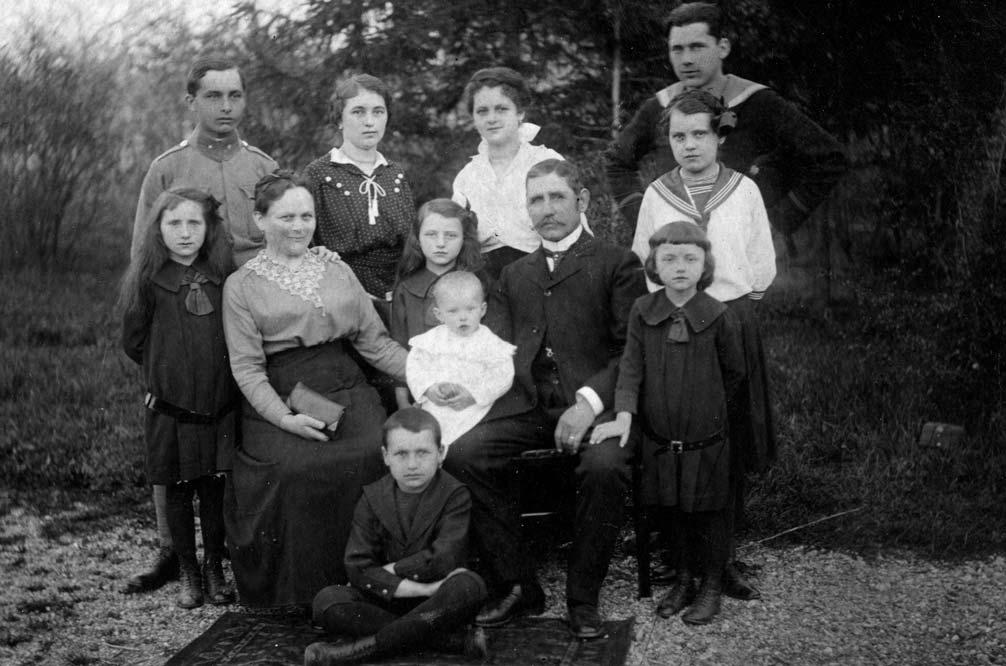A Goldschmied család az első világháború idején matróz és katona fiúkkal dahelyen is az 1915 júniusi nagymegyeri eset mutatott rá s amelyről A katonaság és a szerelem 155 címmel közölt cikket a
