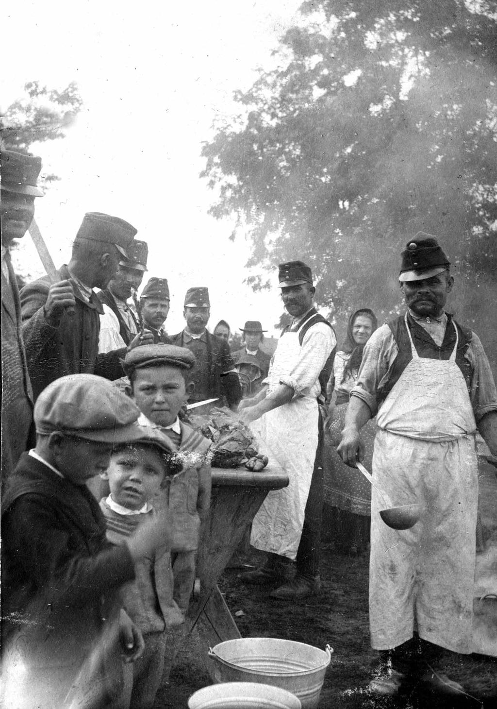 Ingyenkonyhánál segédkező katonák