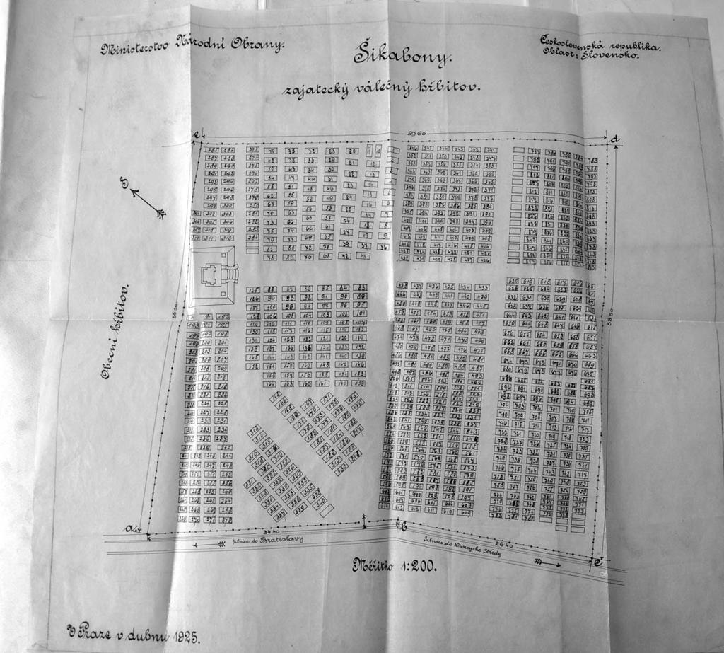 A temető 1925-ben készült térképe precízen bejelölve és számmal ellátva benne az egyes sírok eleinte) 2-5 halottat is eltemettek.