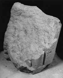 210 164. Fellegvár, ajtókeret szárkövének töredéke. 439.102. kat. sz. 0 10 20 cm 165.