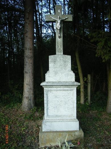 A kereszteket falusi mesterek, ügyes kezű parasztok, esetleg kőfaragást is