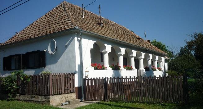 homlokzatképzés), kerítések, kertek, zöldfelületek
