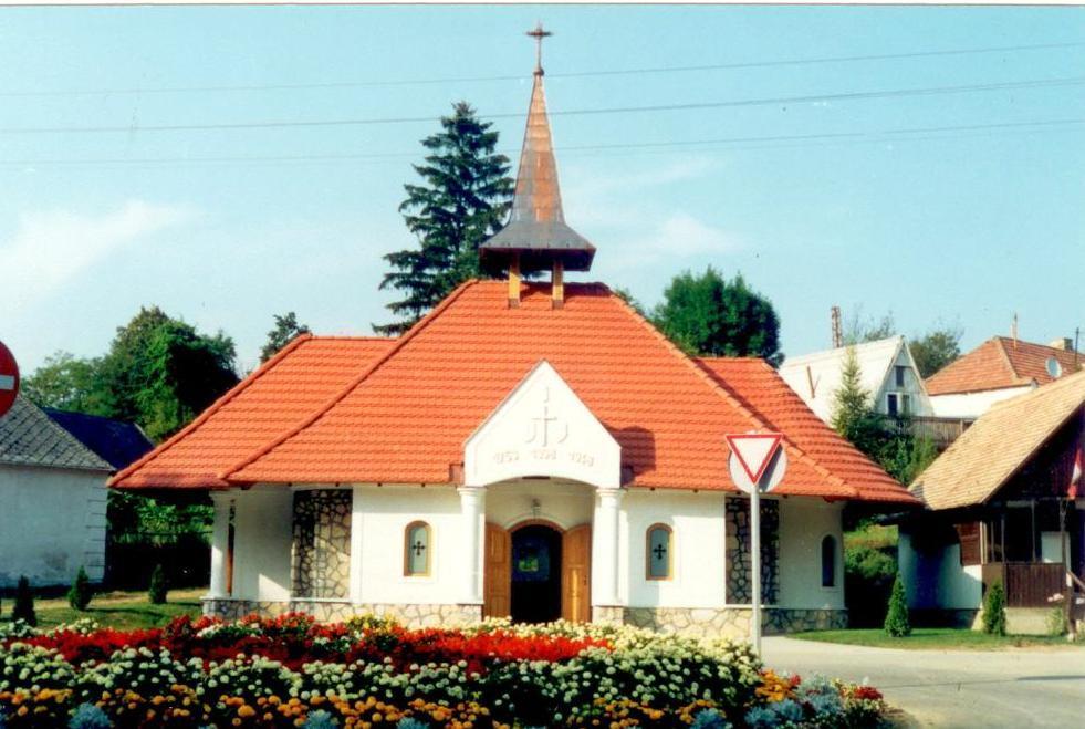 Az ácsmunkát Samu László vállalta. Az alapkőletétel 1996 -ban történt a Németbányaiak Világtalál kozója alkalmával.