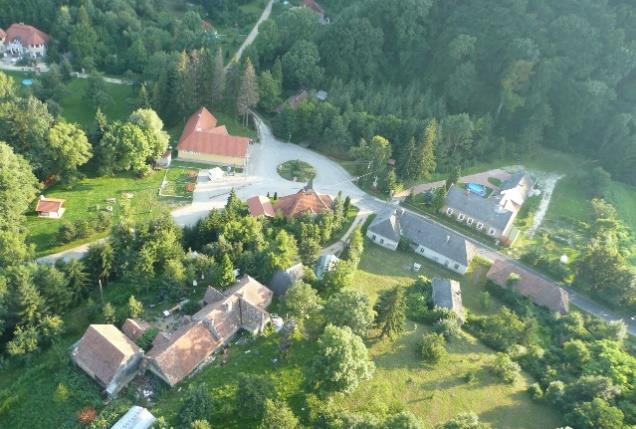 2. A TELEPÜLÉS BEMUTATÁS Általános településkép, települési karakter Németbánya a Magas Bakonyban a Bakony-Balaton Geopark területén, a kanyargós Bitva patak hangulatos völgyében, Pápától D-re