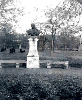 Osváth Zsolt A mai BCE Budai Campus területén az első szobrot 58 Mayer Ede 59 alkotását, Bereczki Máté 60 emlékének tisztelegve 1897. április 17-én avatták fel. 61 (4 5.