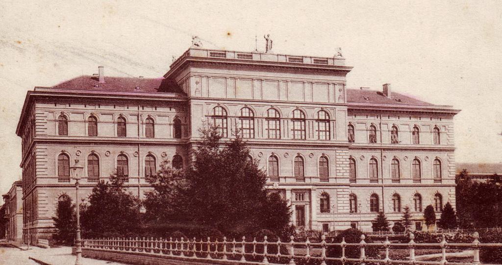 Kiss Róbert sága, stb. mellett beszámolt az egyetem működésének helyszínéül szolgáló épületekről is. Ekkora már kijelölték a Királyi Ítélőtábla (1.